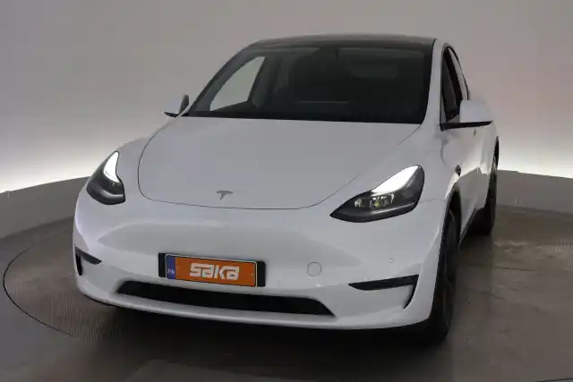 Valkoinen Maastoauto, Tesla Model Y – VAR-48663