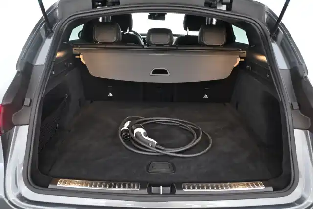 Harmaa Maastoauto, Mercedes-Benz EQC – VAR-48719