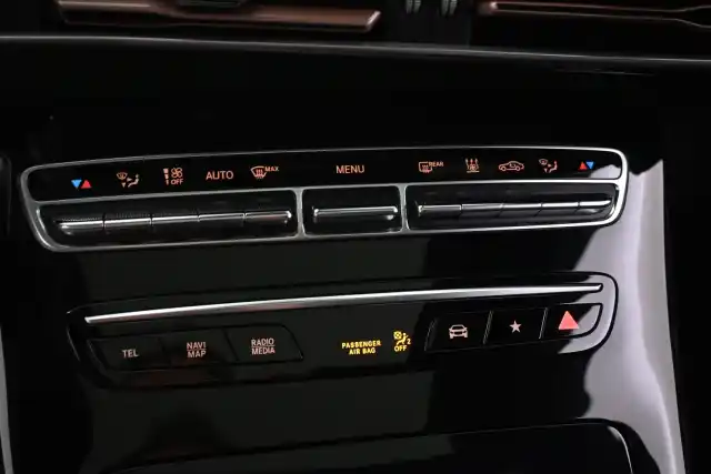 Harmaa Maastoauto, Mercedes-Benz EQC – VAR-48719