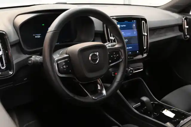 Valkoinen Maastoauto, Volvo XC40 – VAR-49428