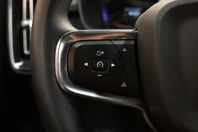 Valkoinen Maastoauto, Volvo XC40 – VAR-49428