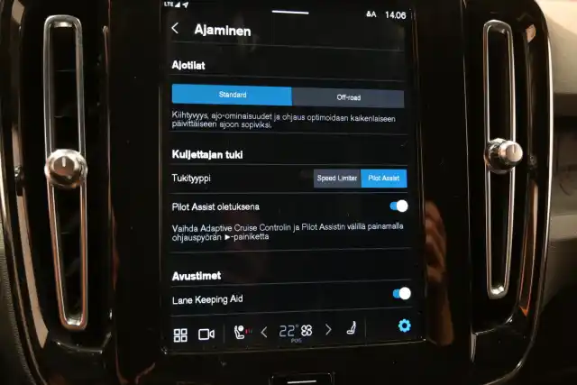 Valkoinen Maastoauto, Volvo XC40 – VAR-49428