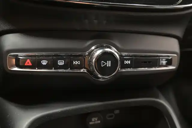 Valkoinen Maastoauto, Volvo XC40 – VAR-49428