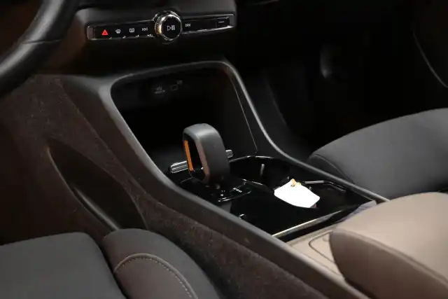 Valkoinen Maastoauto, Volvo XC40 – VAR-49428