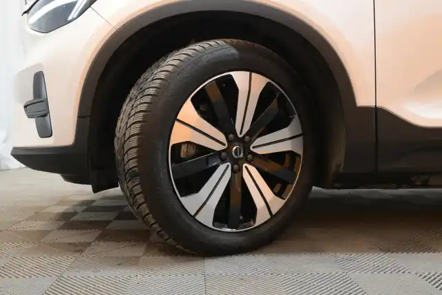 Valkoinen Maastoauto, Volvo XC40 – VAR-49428