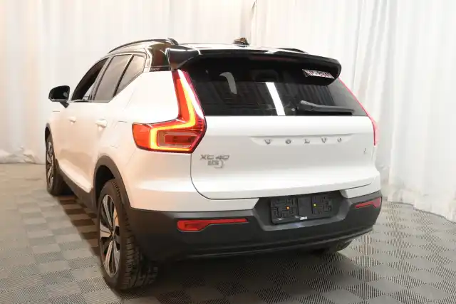 Valkoinen Maastoauto, Volvo XC40 – VAR-49428