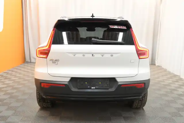 Valkoinen Maastoauto, Volvo XC40 – VAR-49428