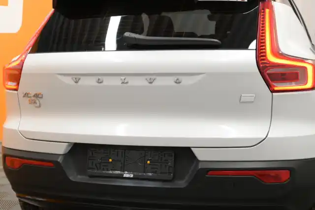Valkoinen Maastoauto, Volvo XC40 – VAR-49428