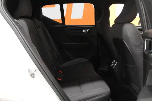 Valkoinen Maastoauto, Volvo XC40 – VAR-49428