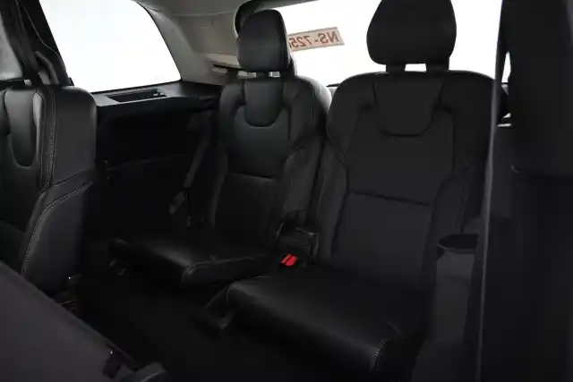 Musta Maastoauto, Volvo XC90 – VAR-49647
