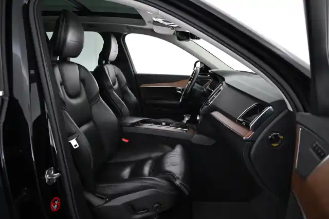 Musta Maastoauto, Volvo XC90 – VAR-49647
