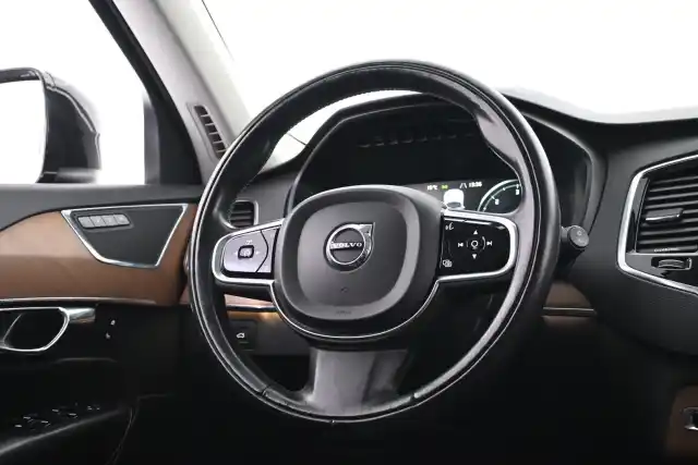 Musta Maastoauto, Volvo XC90 – VAR-49647
