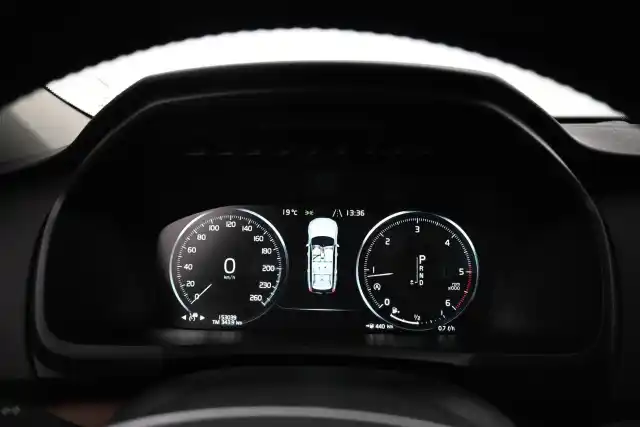 Musta Maastoauto, Volvo XC90 – VAR-49647