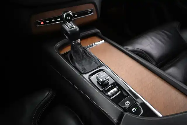 Musta Maastoauto, Volvo XC90 – VAR-49647