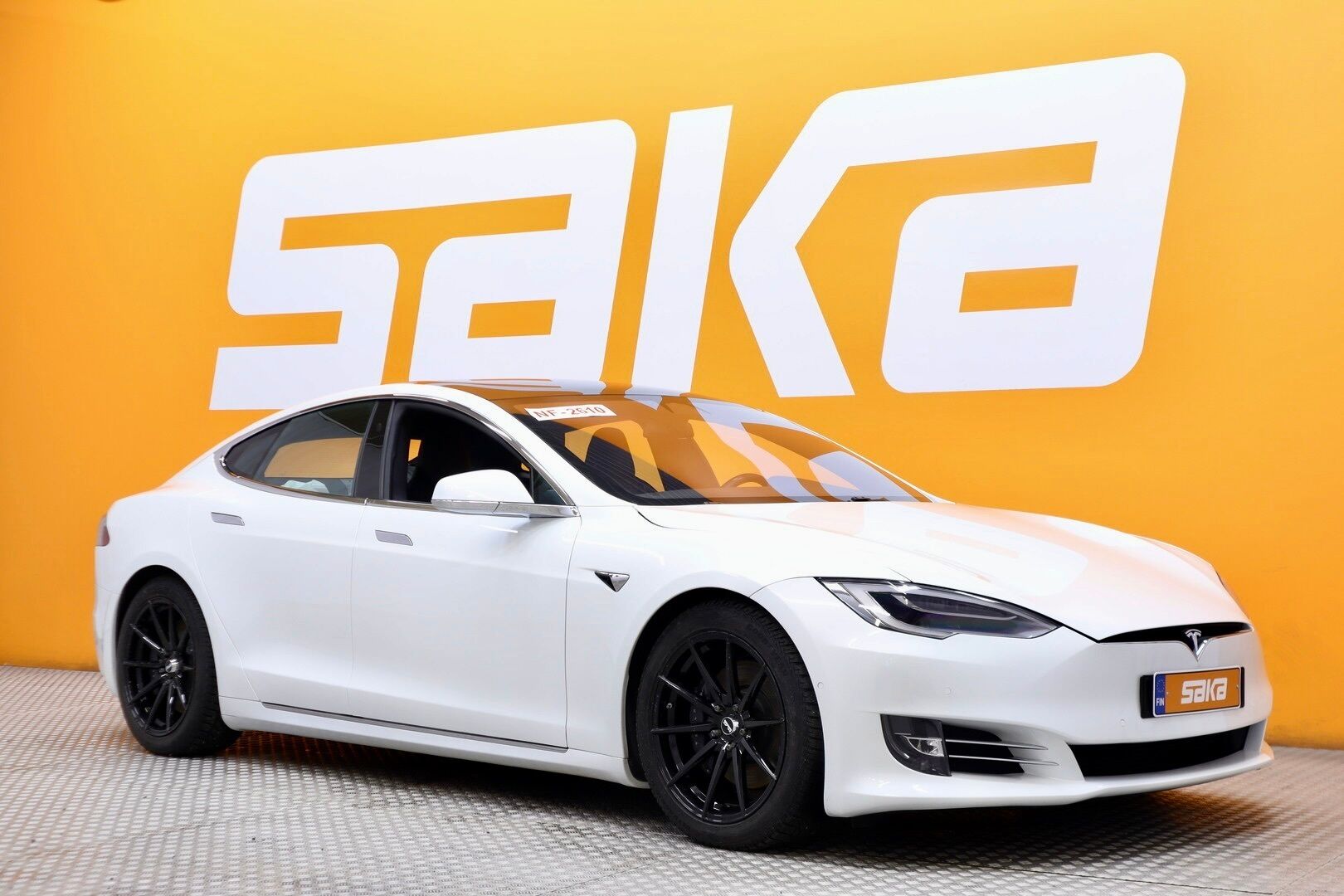 Valkoinen Sedan, Tesla Model S – VAR-49941