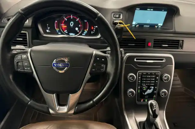 Ruskea Farmari, Volvo XC70 – VAR-50315