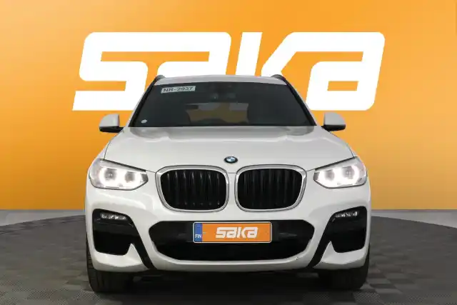 Valkoinen Maastoauto, BMW X3 – VAR-50895