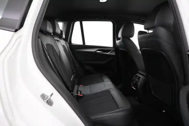 Valkoinen Maastoauto, BMW X3 – VAR-50895