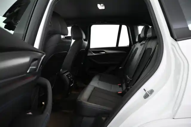 Valkoinen Maastoauto, BMW X3 – VAR-50895