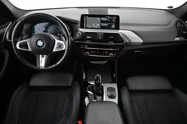 Valkoinen Maastoauto, BMW X3 – VAR-50895