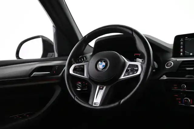 Valkoinen Maastoauto, BMW X3 – VAR-50895