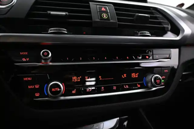 Valkoinen Maastoauto, BMW X3 – VAR-50895