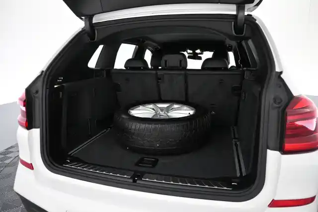 Valkoinen Maastoauto, BMW X3 – VAR-50895