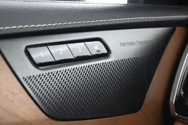 Musta Maastoauto, Volvo XC90 – VAR-51111