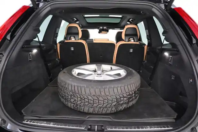 Musta Maastoauto, Volvo XC90 – VAR-51111