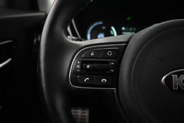 Punainen Maastoauto, Kia Niro Electric – VAR-51155