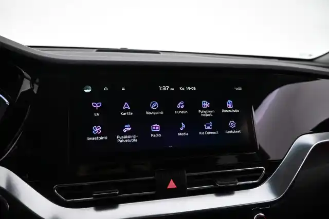 Punainen Maastoauto, Kia Niro Electric – VAR-51155