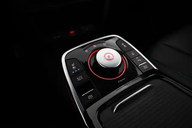 Punainen Maastoauto, Kia Niro Electric – VAR-51155
