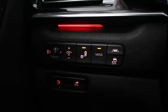 Punainen Maastoauto, Kia Niro Electric – VAR-51155