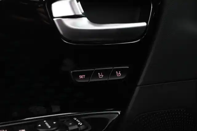 Punainen Maastoauto, Kia Niro Electric – VAR-51155
