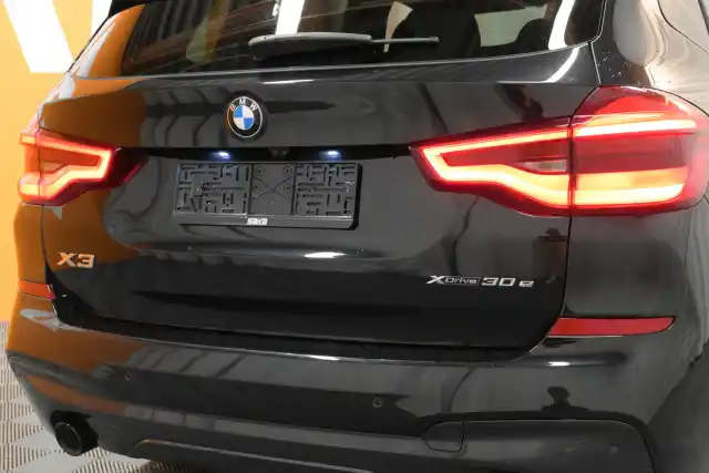 Musta Maastoauto, BMW X3 – VAR-51388