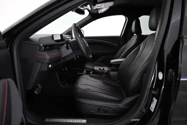 Musta Maastoauto, Ford Mustang Mach-E – VAR-51453