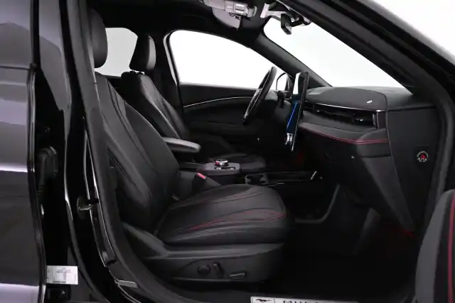 Musta Maastoauto, Ford Mustang Mach-E – VAR-51453