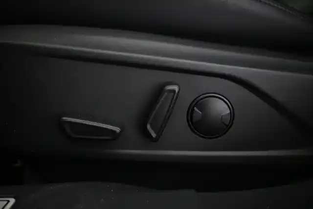 Musta Maastoauto, Ford Mustang Mach-E – VAR-51453