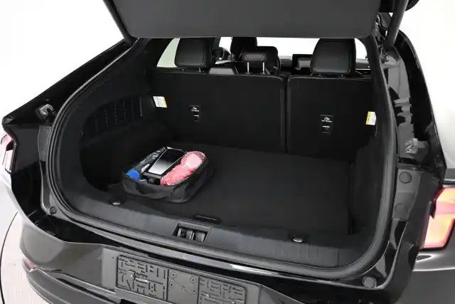 Musta Maastoauto, Ford Mustang Mach-E – VAR-51453