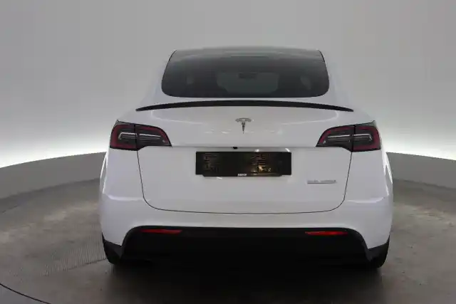 Valkoinen Maastoauto, Tesla Model Y – VAR-51879