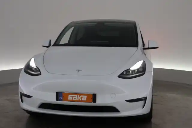 Valkoinen Maastoauto, Tesla Model Y – VAR-51879