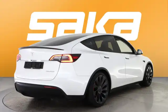 Valkoinen Maastoauto, Tesla Model Y – VAR-51879