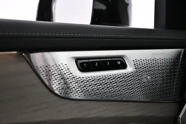 Musta Maastoauto, Volvo XC90 – VAR-52568