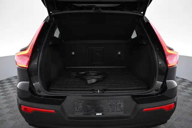 Musta Maastoauto, Volvo XC40 – VAR-52593