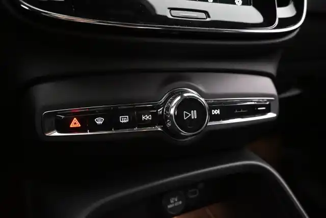 Musta Maastoauto, Volvo XC40 – VAR-52593