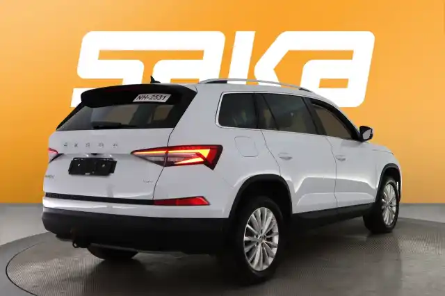 Valkoinen Maastoauto, Skoda Kodiaq – VAR-52891