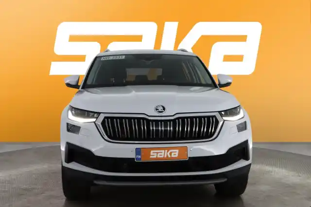 Valkoinen Maastoauto, Skoda Kodiaq – VAR-52891