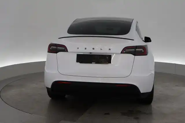 Valkoinen Maastoauto, Tesla Model Y – VAR-53713