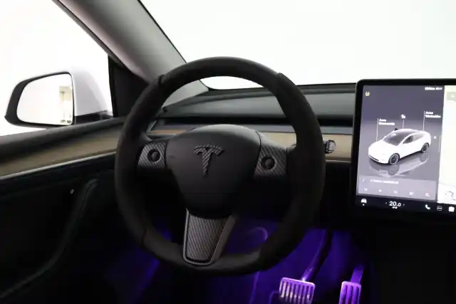 Valkoinen Maastoauto, Tesla Model Y – VAR-53713