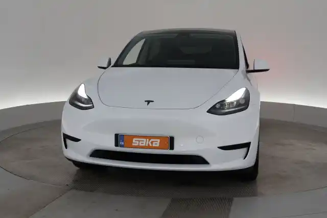 Valkoinen Maastoauto, Tesla Model Y – VAR-53713